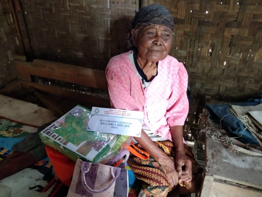 Nenek 90 Tahun Hidup Bersama Ayam