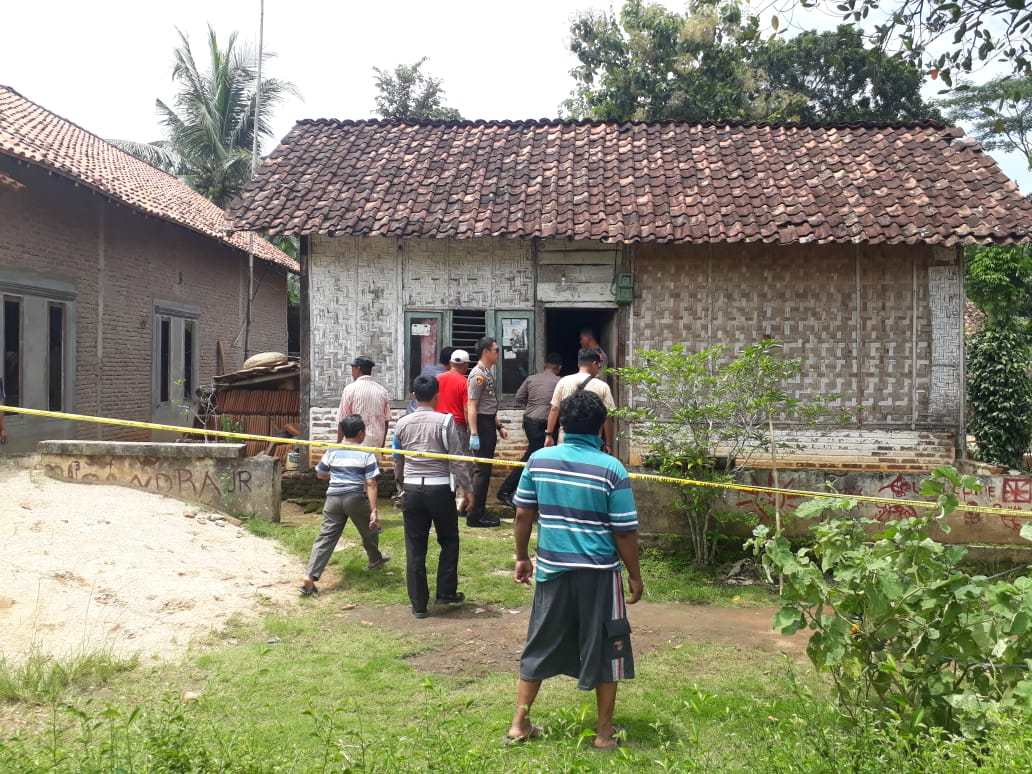 Nenek Temukan Cucungnya Tewas Tergantung di Pintu