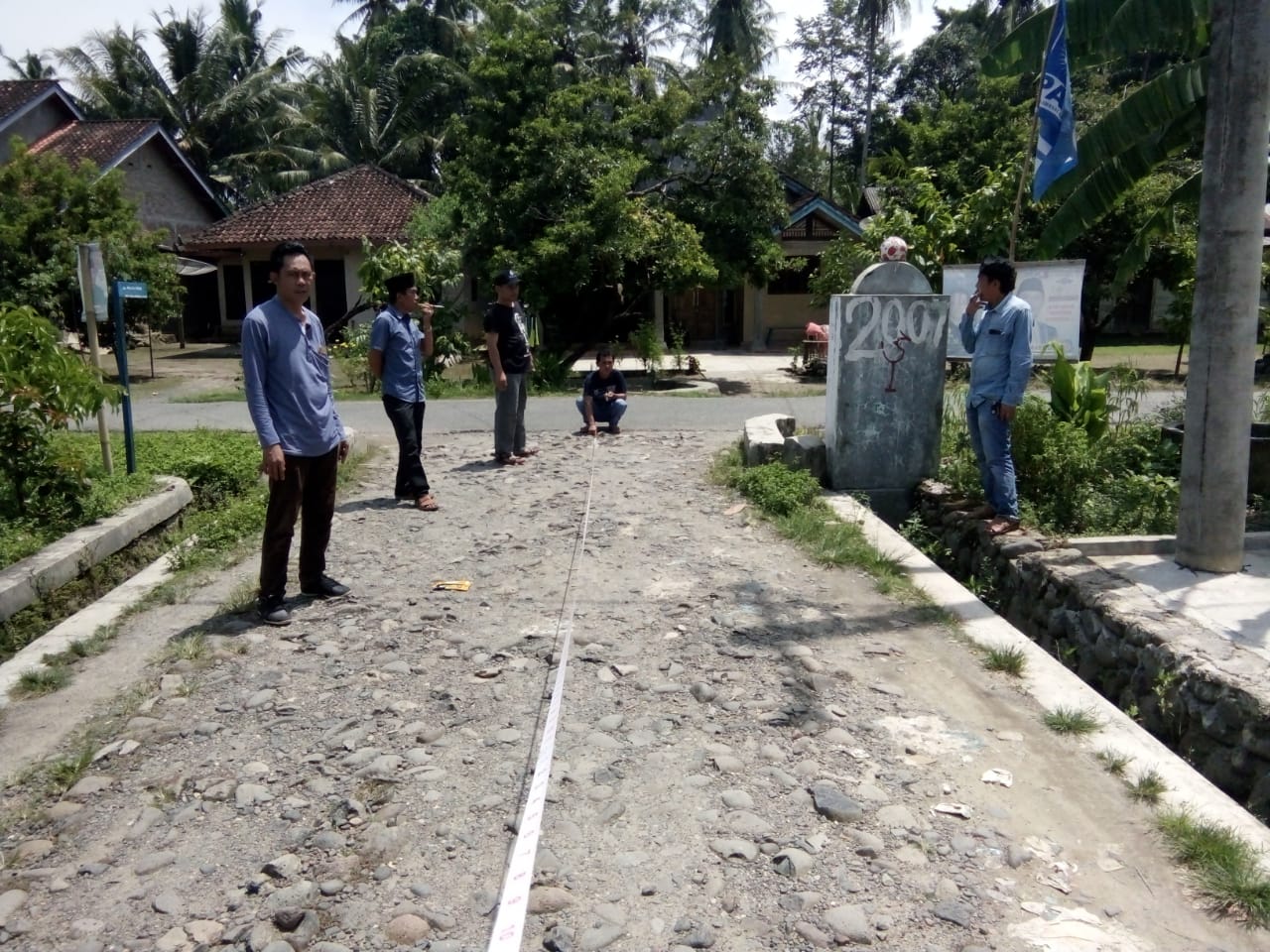 Ahmadiyan Upayakan Pembangunan Jalan di Semaka dan Bandar Negeri Semuong