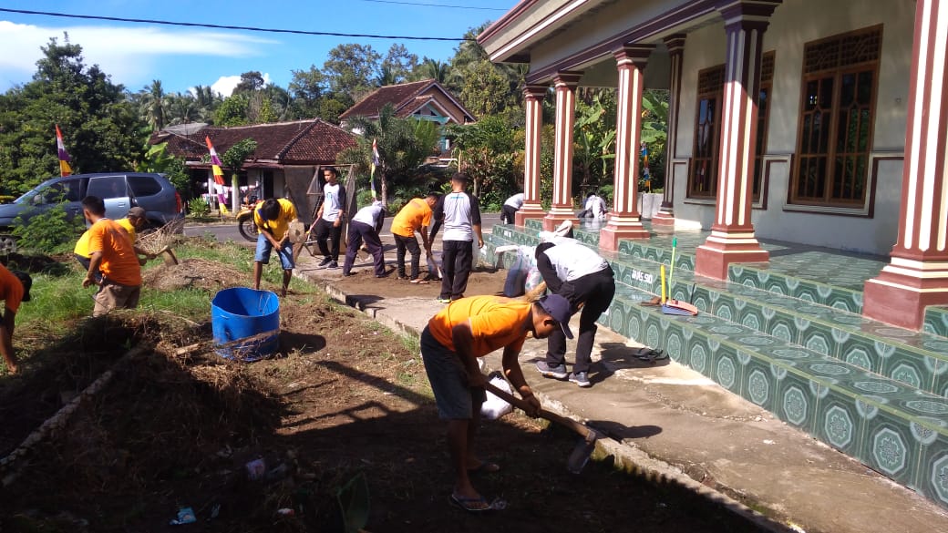 Keren, Napi dan Pegawai Lapas Bersih-bersih Masjid