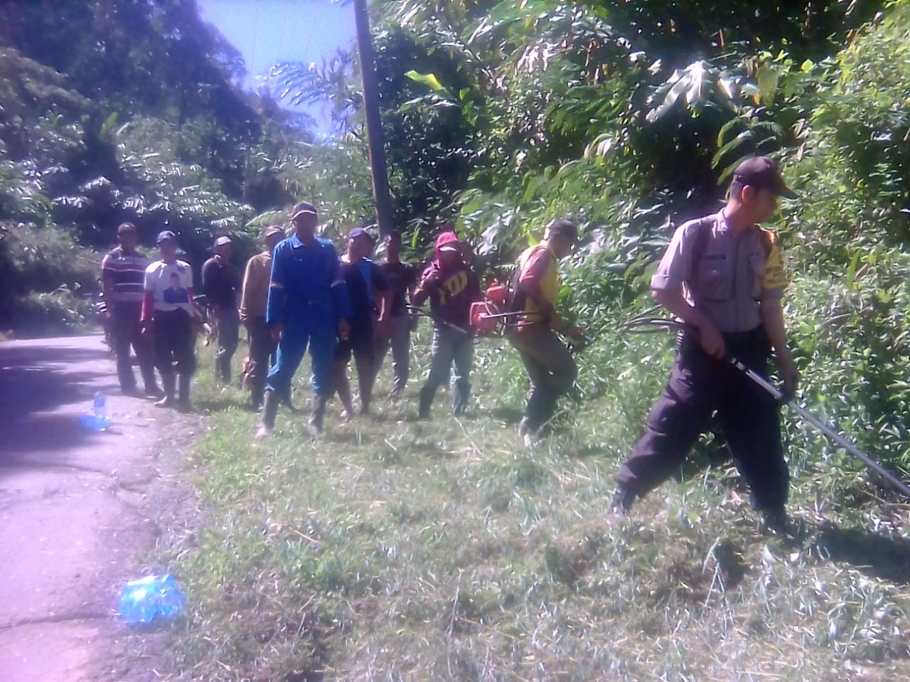 Kapolpos Ulubelu dan Warga Datarajan Kompak Gotong royong Bersihkan Badan Jalan