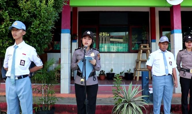 Polwan Polres Tanggamus Jadi Pembina Upacara di SMAN 1 Kotaagung