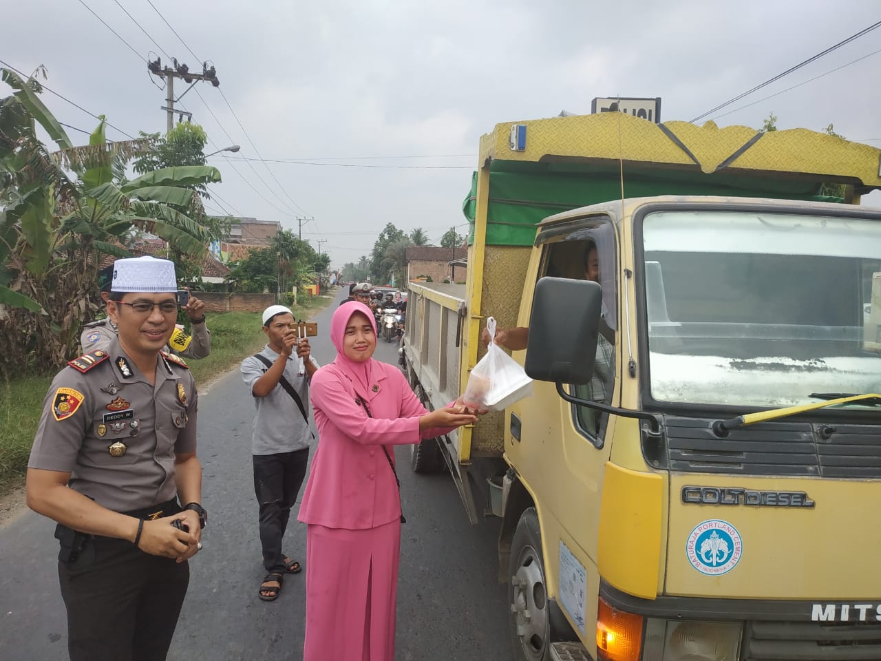 Ngabuburide, Polsek Sukoharjo Berbagi Takjil kepada Pengendara