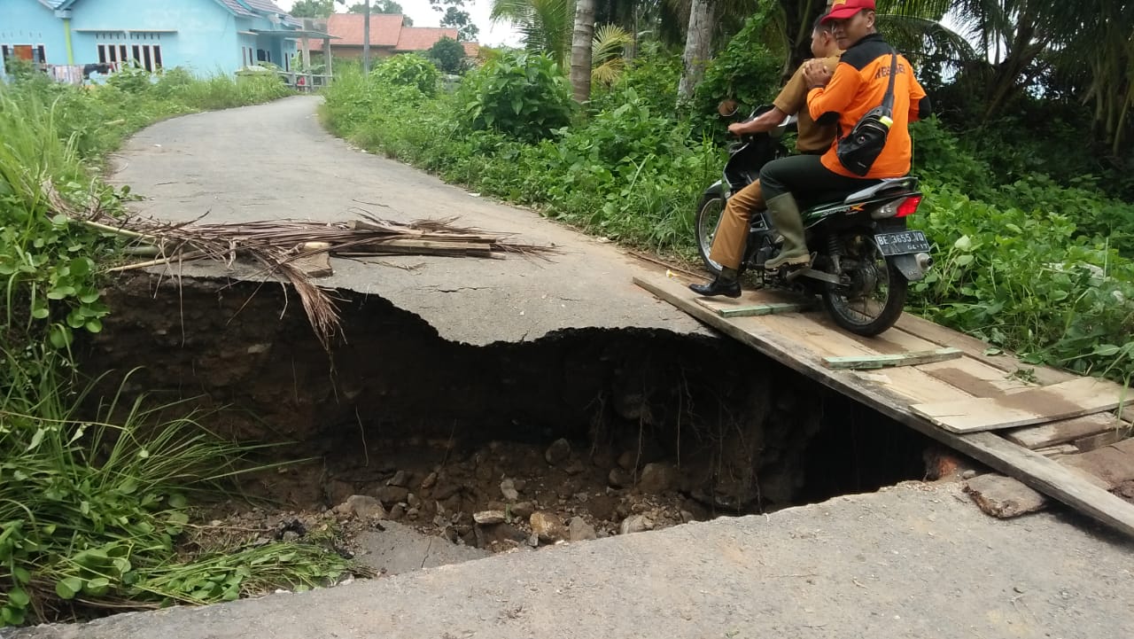 Tiga Jembatan di Pematangsawa Nyaris Putus