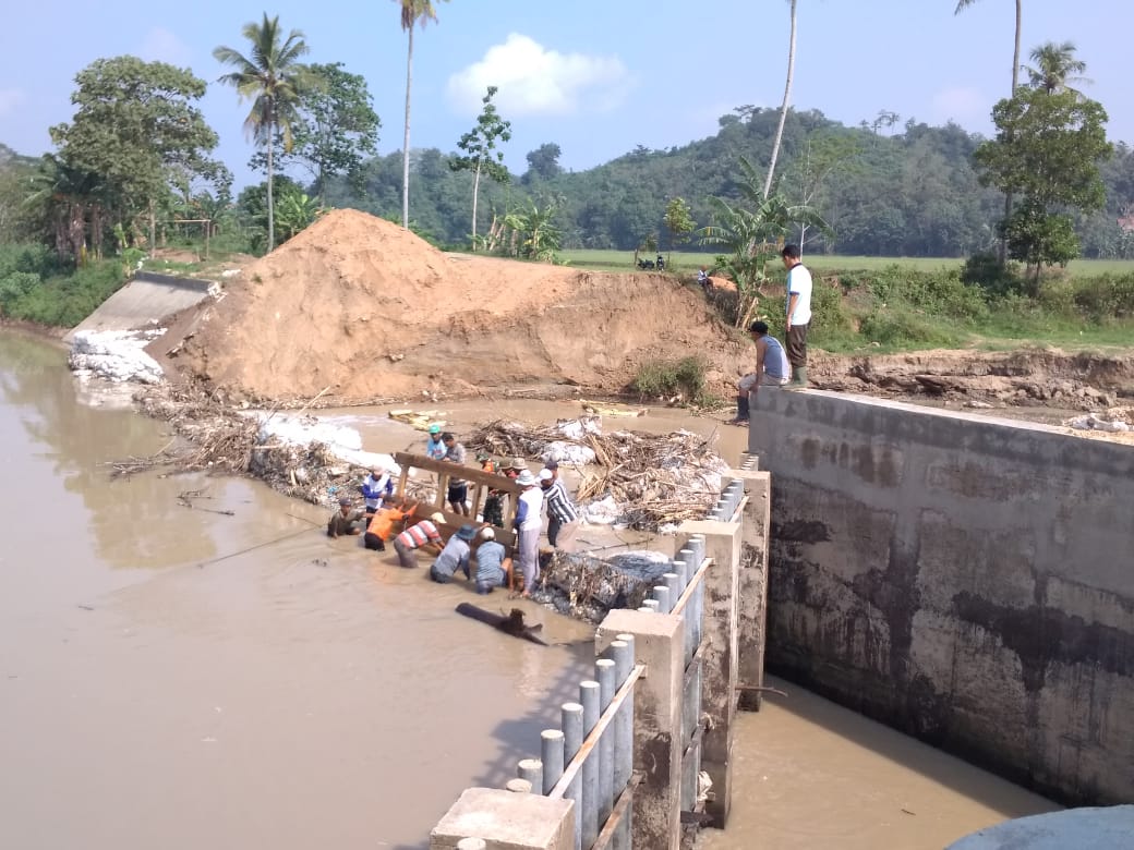 Demi Masa Tanam, Petani Swadaya “Perbaiki” Bendungan