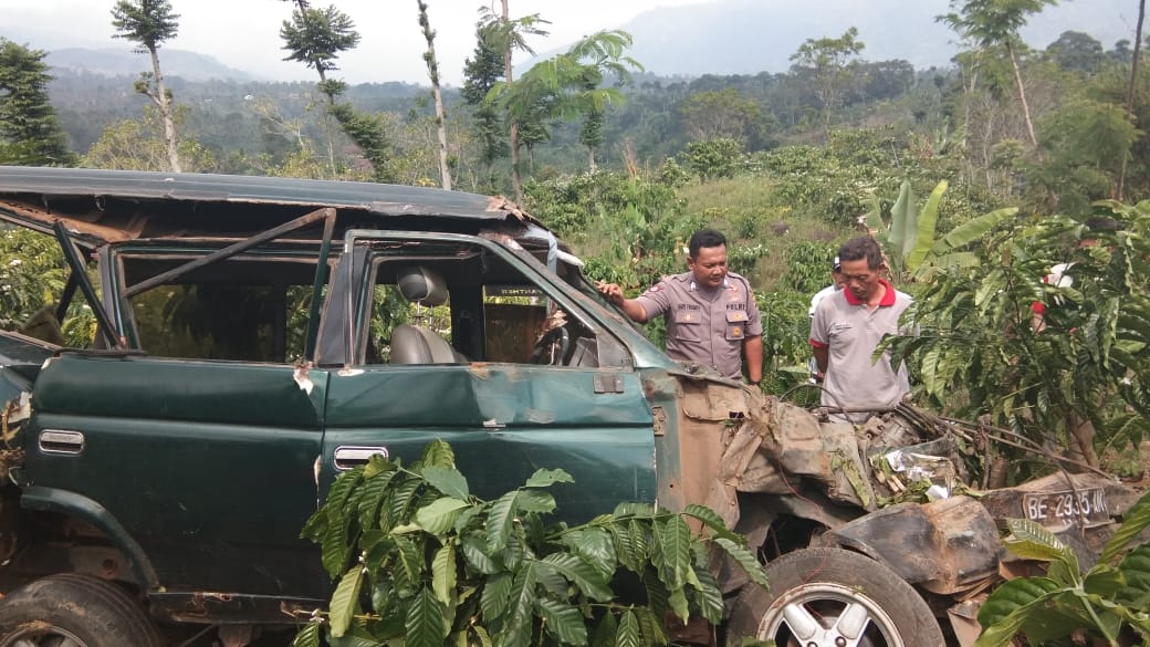 Panther Hijau Masuk Jurang, Pasutri Tewas