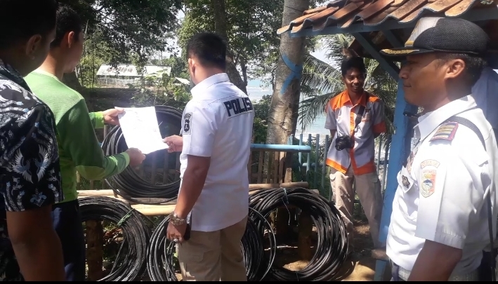 Ratusan Meter Kulit Kabel Ditemukan di Pantai Terbaya