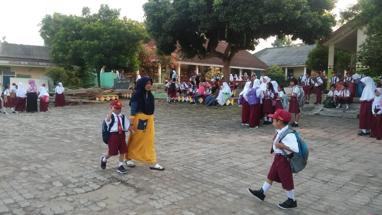 Hari Pertama Sekolah, Orang Tua Antusias Temani Anaknya