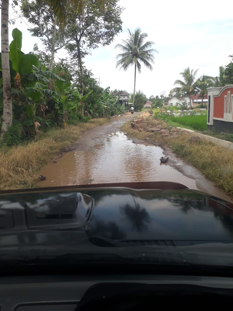 Banyak Pengendara Yang Jatuh Saat Meilintas Di Jalan Way Halom