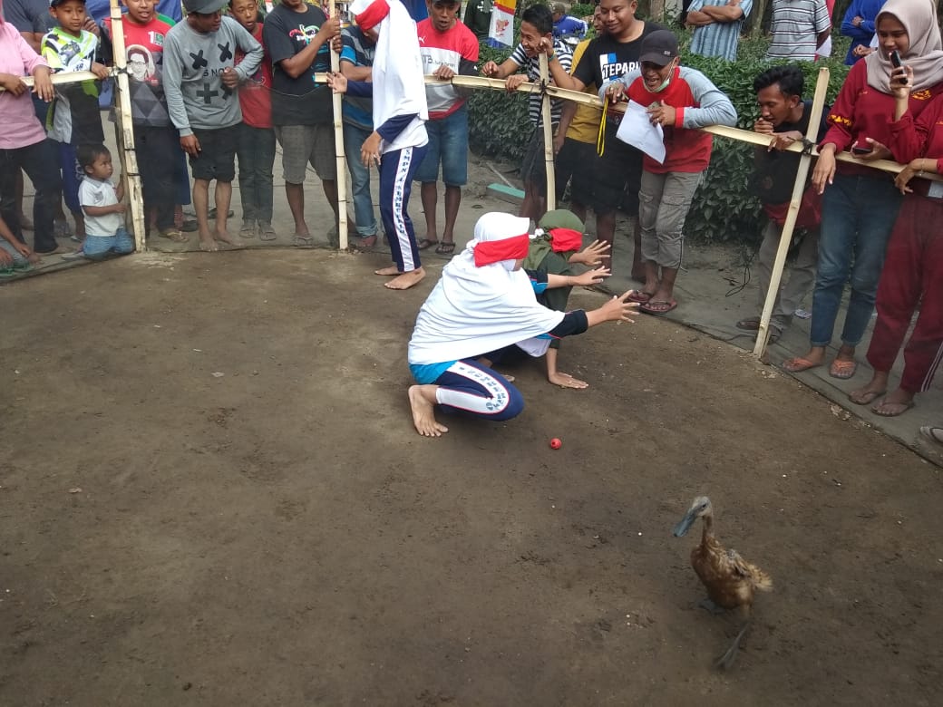 Lomba Tangkap Bebek dengan Mata Tertutup Berlangsung Seru dan Menghibur, Ini Videonya !