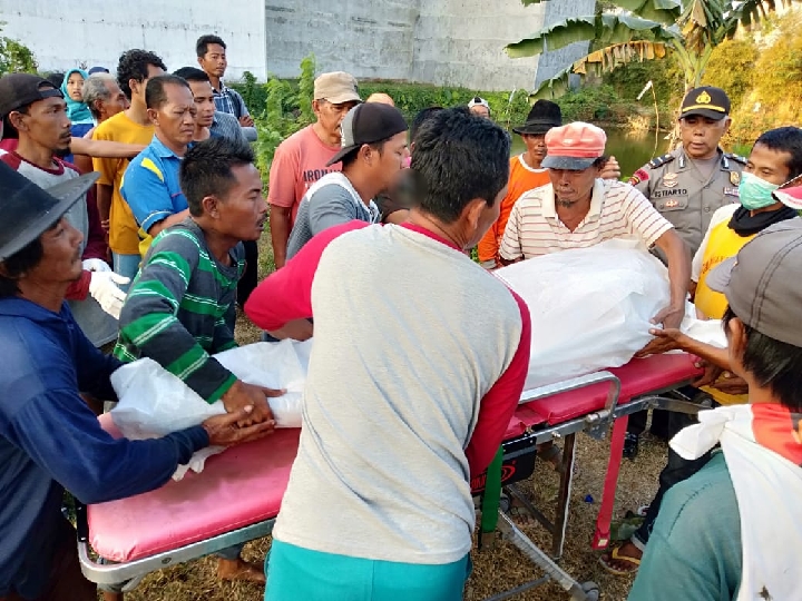 Jasad Pria Ditemukan Mengapung di Kolam