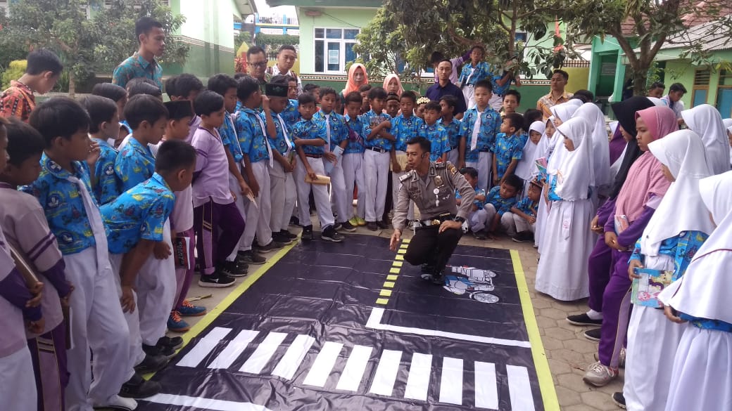 Aqua Tanggamus Kampanyekan Tertib Lalulintas di SDN 1 Gisting Bawah