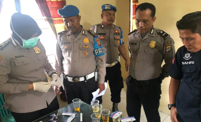 Belasan Anggota Polsek Kotaagung Jalani Tes Urine