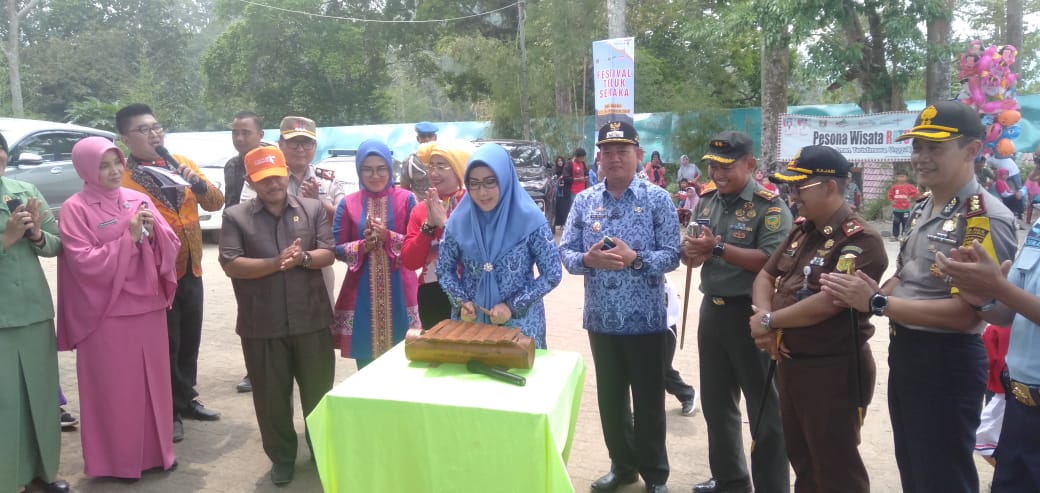 Pukul Cetik, Bupati Buka Festival Teluk Semaka 2019