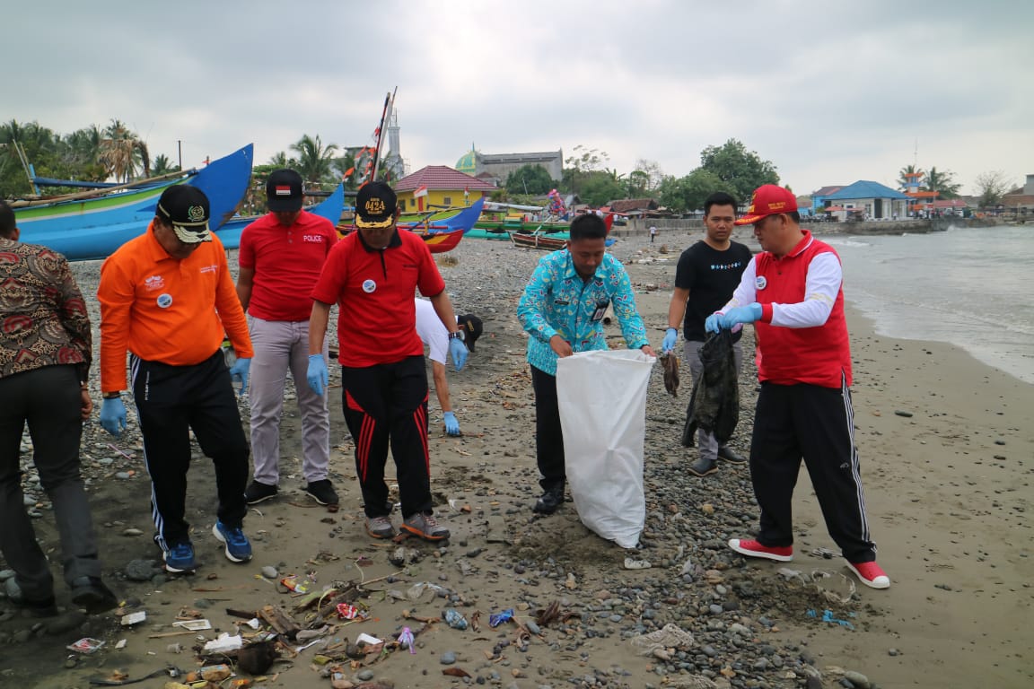 Peringati Hari Bersih Indonesia, Wabup dan Forkopimda Bersih-bersih Pantai