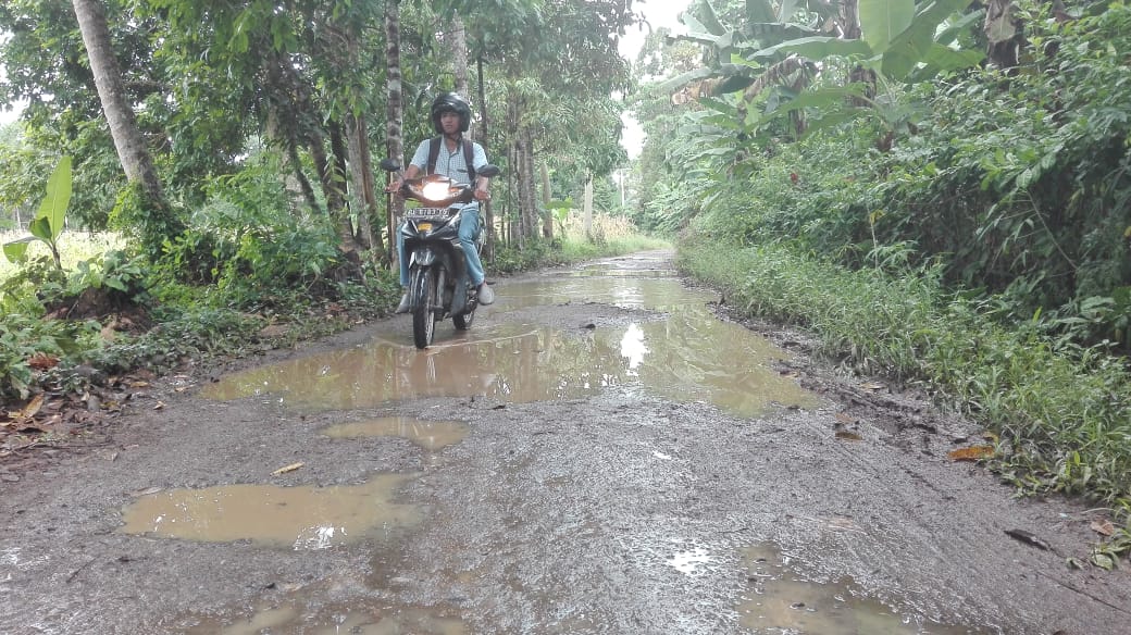 Sampah Tercecer Akibat Jalan Rusak