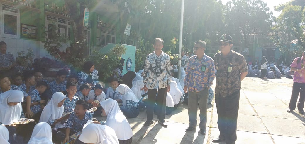 Ratusan Siswa SMPN 1 Kotaagung Belajar Diluar Kelas, Ada Apa?