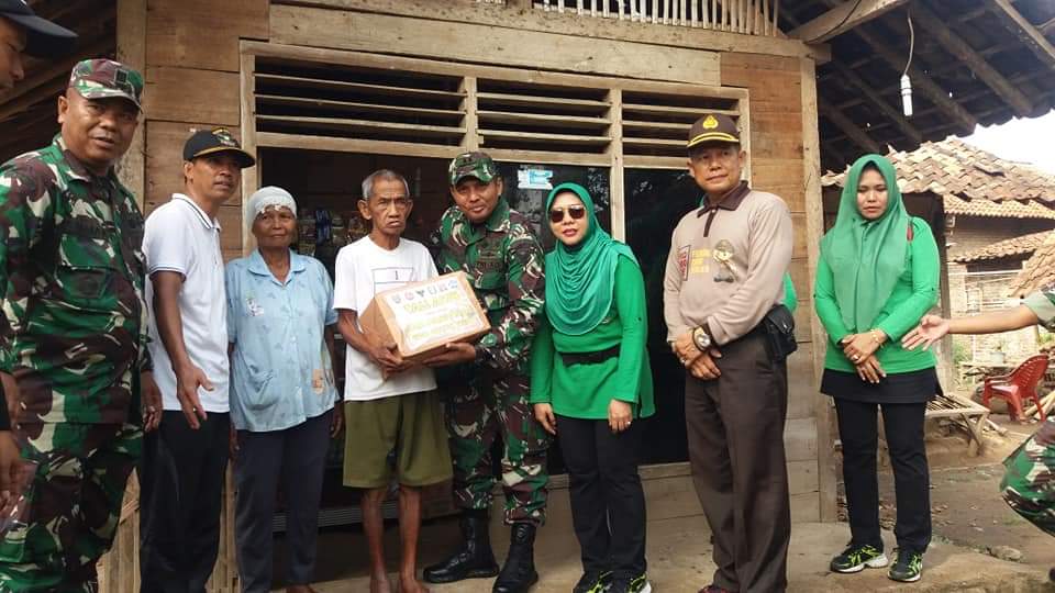 Usai Bersepeda, Onthelis dan Kodim 0424 Tanggamus Berikan Bantuan untuk Warga Kurang Mampu