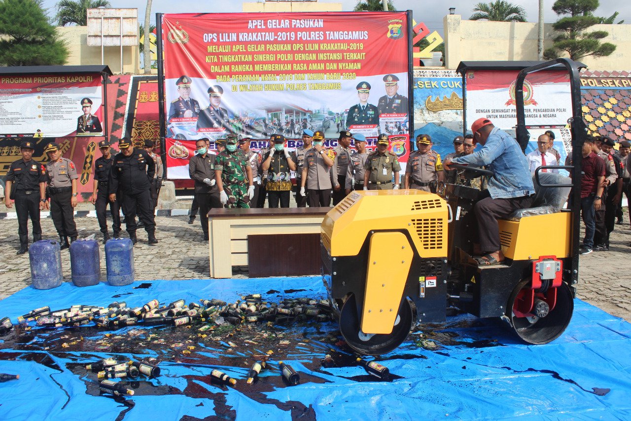 Ratusan Botol Miras dan Tuak Dimusnahkan