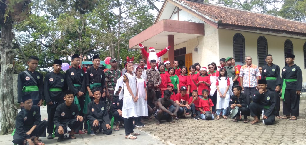 Pendekar Pagar Nusa NU Kawal Sinterklas Bagikan Bingkisan