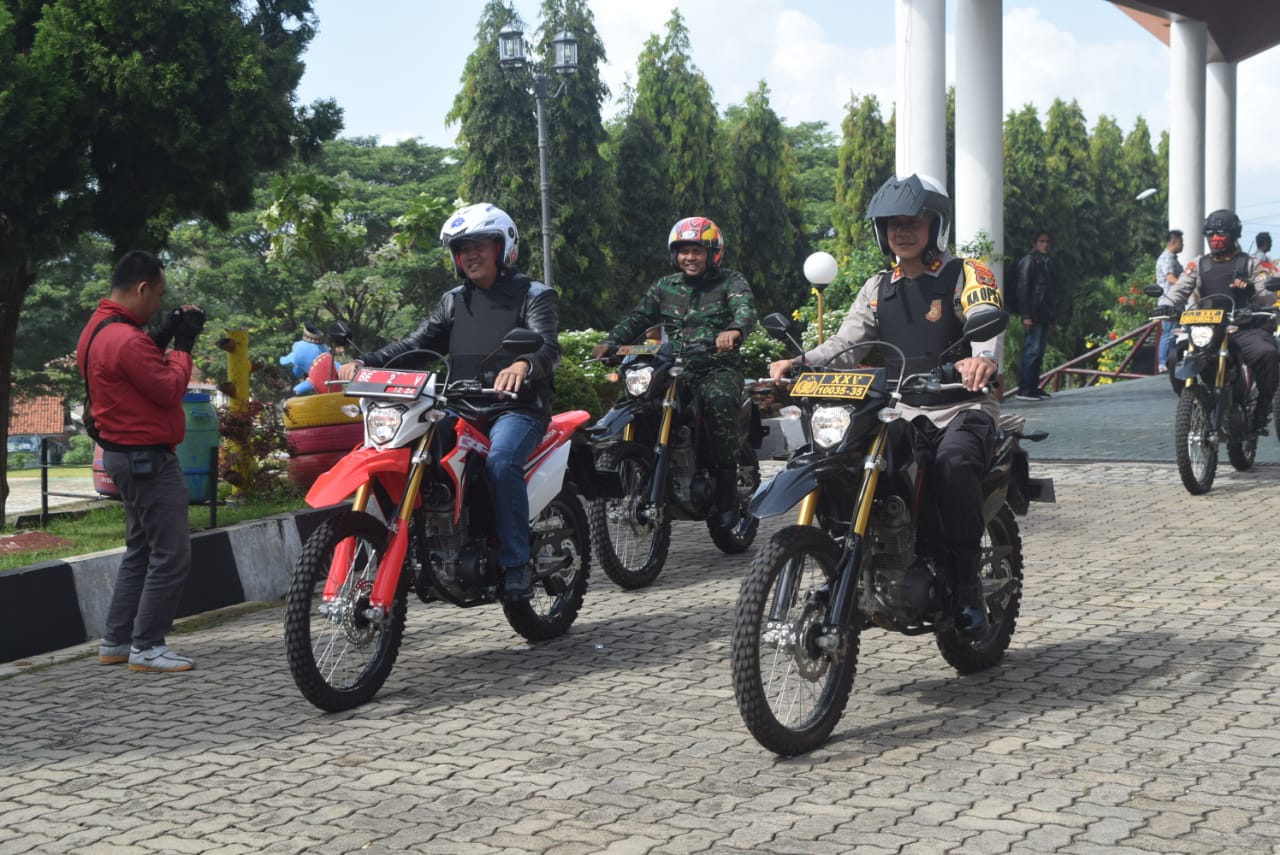 Gunakan Trail, Wabup Kapolres Serta Dandim Patroli Keliling Gereja