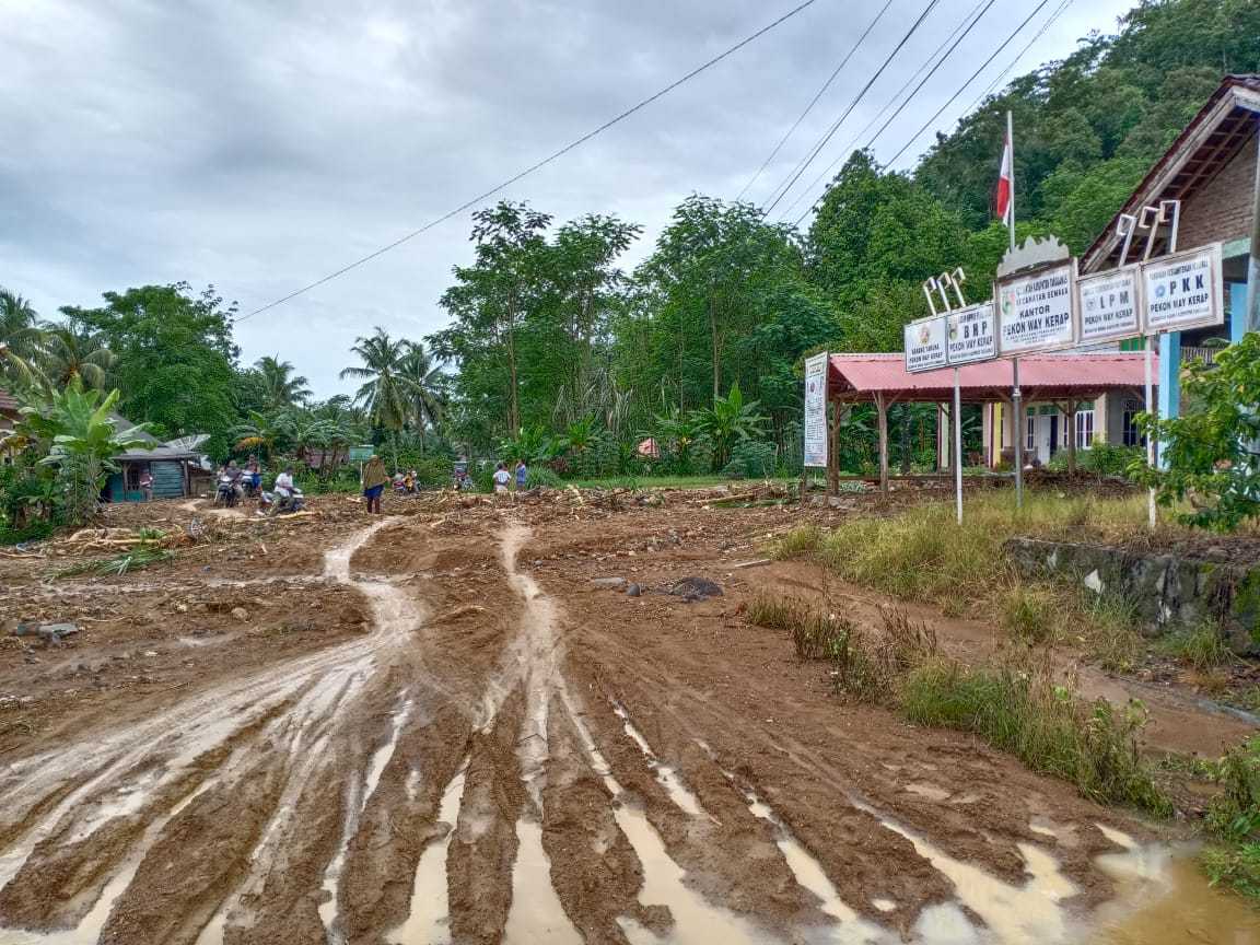 Ruas Sedayu Masih Tertutup Longsor