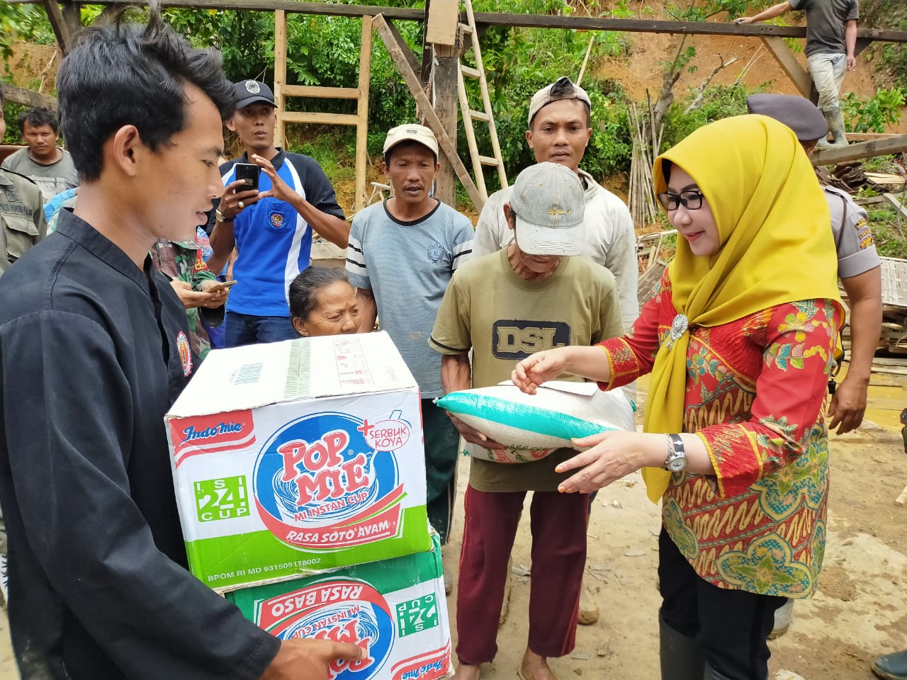 Bupati Tanggamus Berikan Bantuan Bagi Korban Banjir Semaka