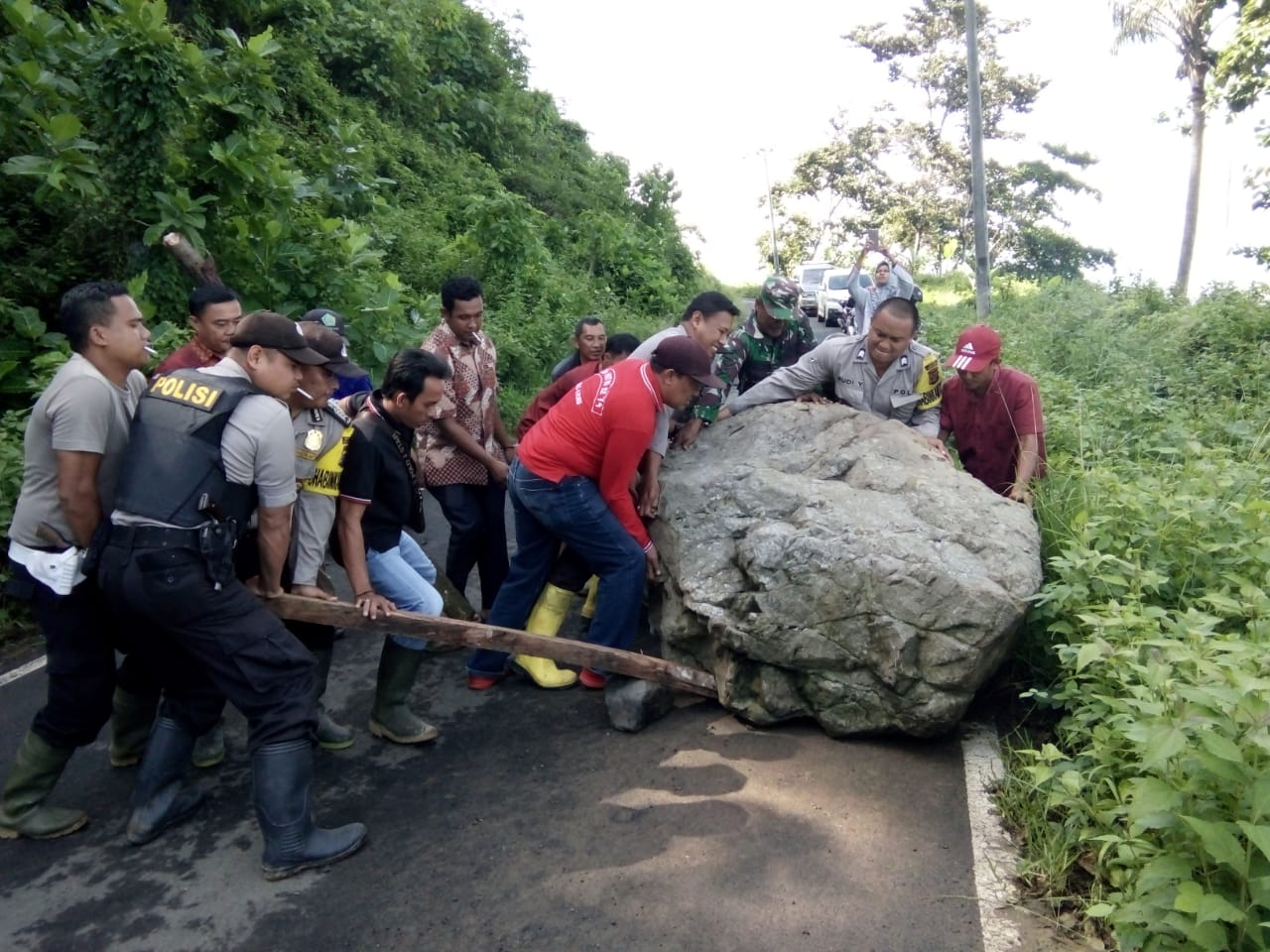 Aparat Gabungan dan Mahasiswa Bantu Bersihkan Material Longsor di Limau