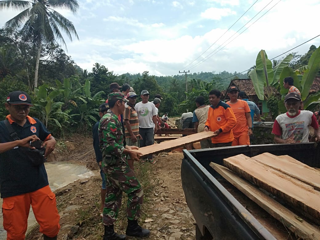 Gotong-royong Bangun Jembatan Darurat