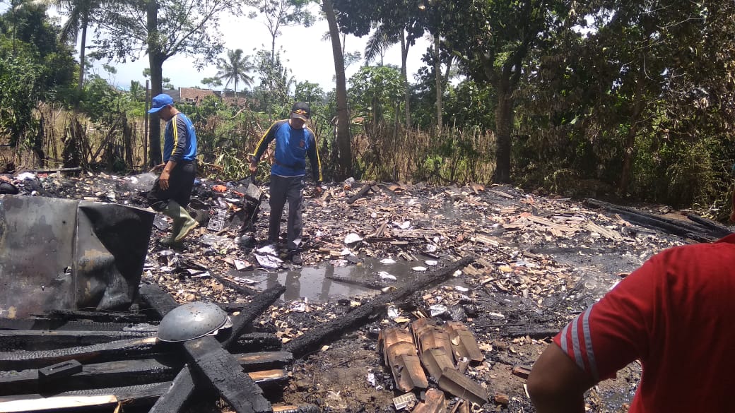 Rumah Papan Milik Suyatno Ludes Terbakar