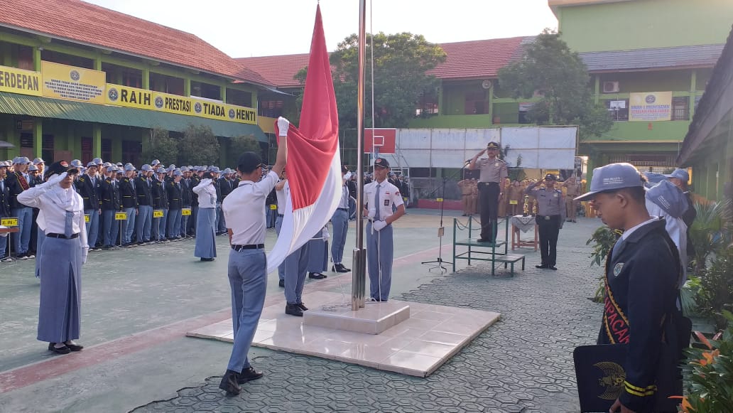 Polisi Masuk Sekolah Kasih Penyuluhan ke Pelajar