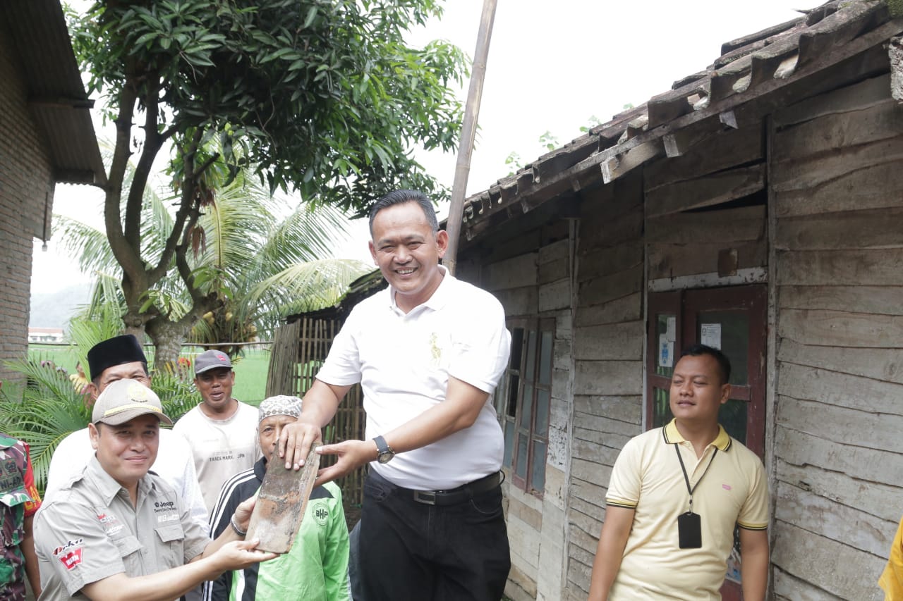 Fauzi Awali Gotongroyong Bedah Rumah Warga