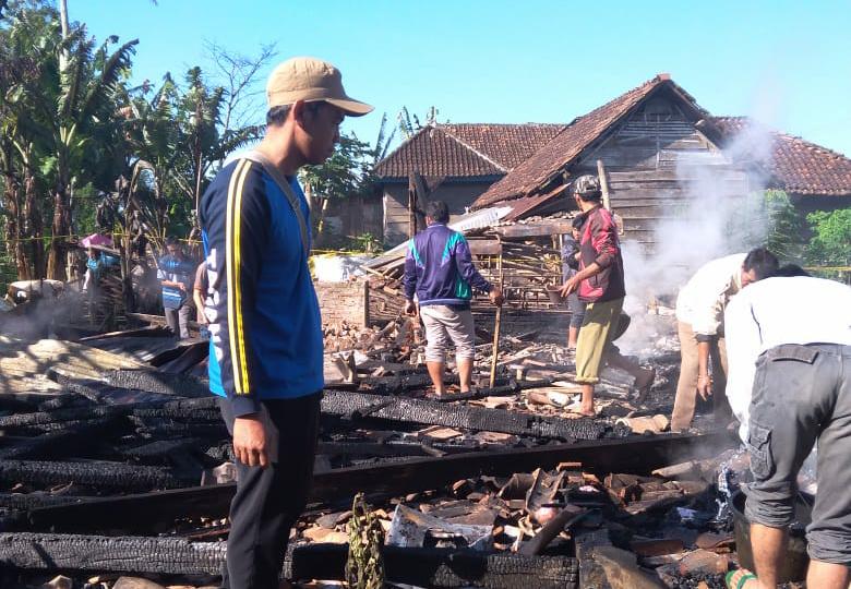 Rumah Semi Permanen Yang Dikontrak Bidan Desa Ludes Terbakar