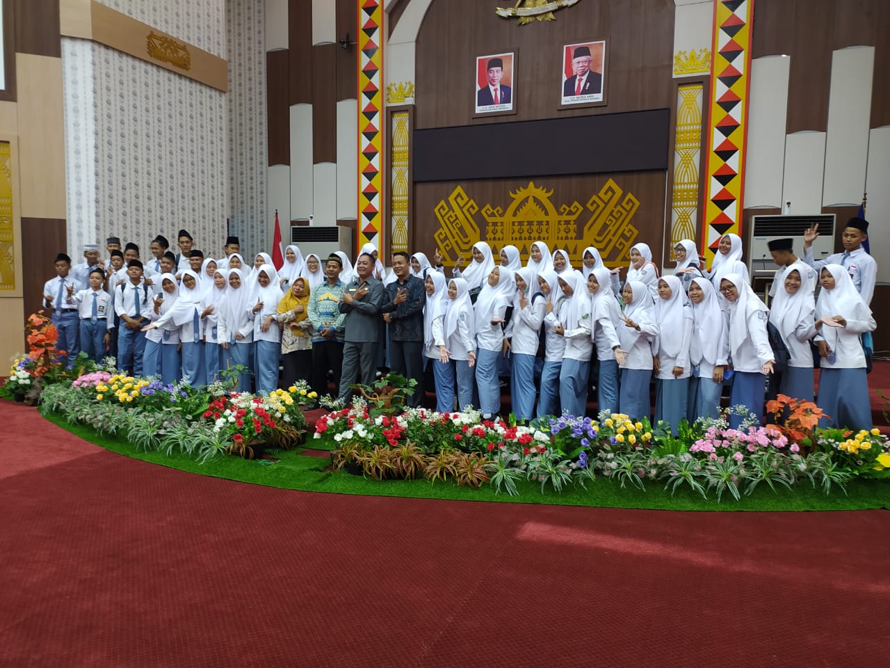 Puluhan Pelajar SMK Ngelurug ke Kantor Dewan