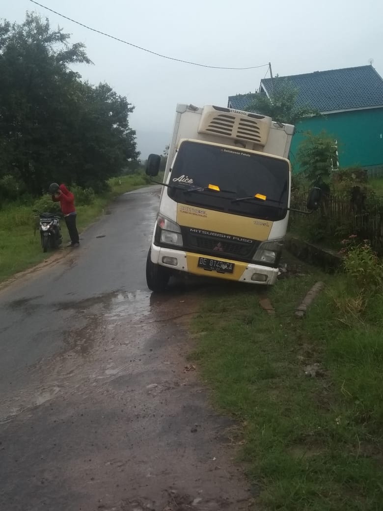 Mobil Es Krim Jadi “Korban” Bekas Galian