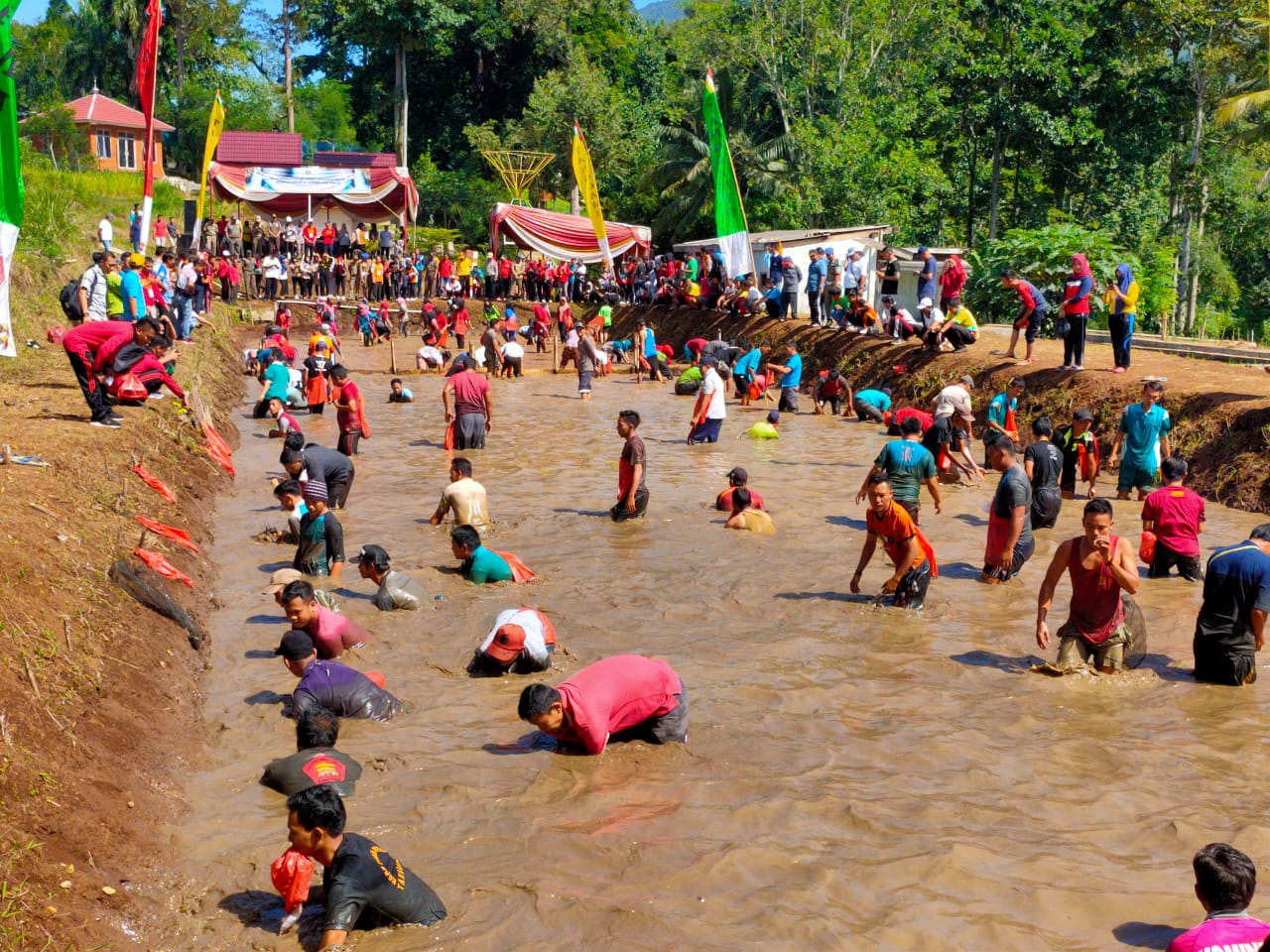 Misol Iwa di Kolam Waylalaan Diikuti Ratusan Peserta