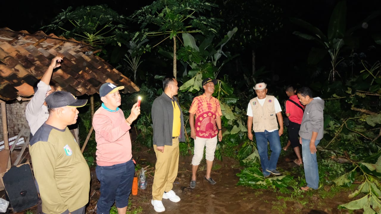 Hujan Deras Pohon Tumbang Timpa Rumah Warga