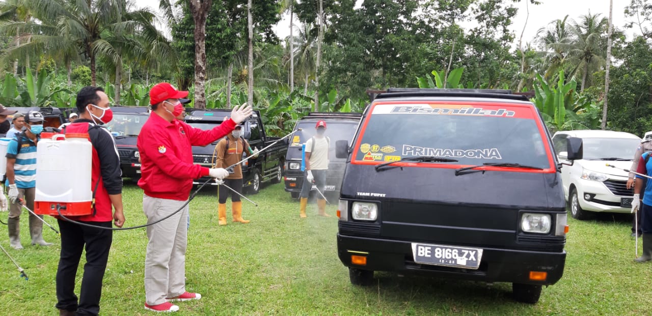 PDIP Tanggamus Semprot Puluhan Armada Angkutan  Dengan  Cairan Disinfektan