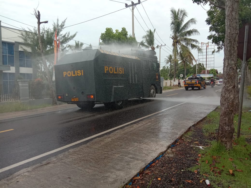 Kerahkan Water Cannon, Jalanan Kotaagung Disemprot Desinfektan