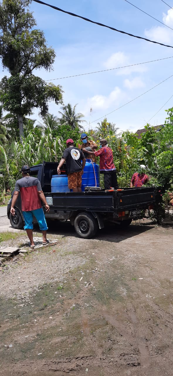 Jalan, Sekolah Hingga Tempat Ibadah Disemprot Cairan Desinfektan