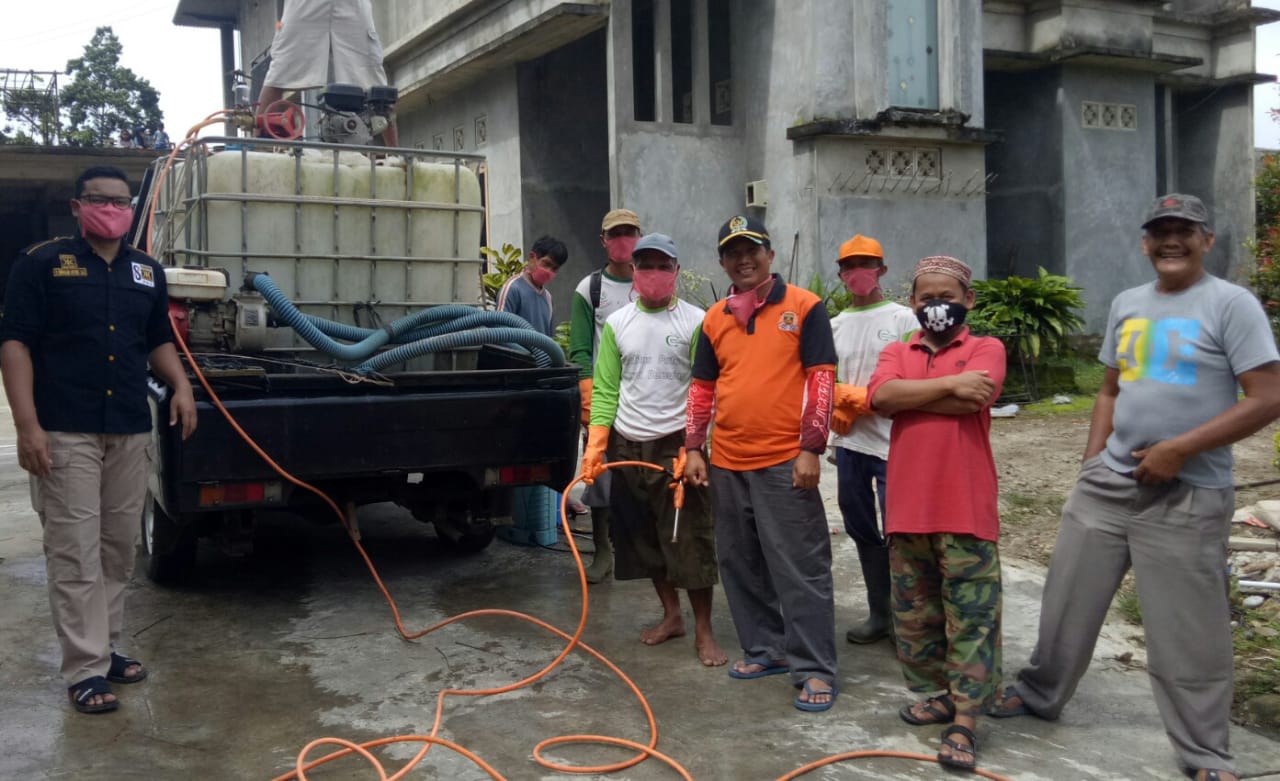 Cegah Corona, Kader PKS Semprot Disinfektan Hingga Bagikan Masker