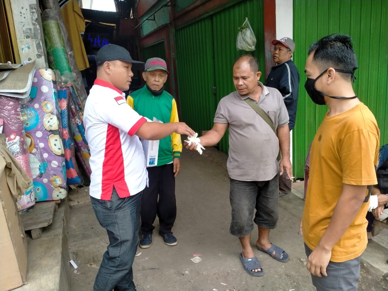 GPN Tanggamus Baksos Bagikan Sarung Tangan ke Pedagang dan Pengemudi Ojek