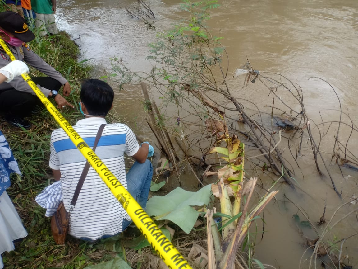 Bayi Ditemukan Mengambang di Sungai dengan Tali Pusar Menempel