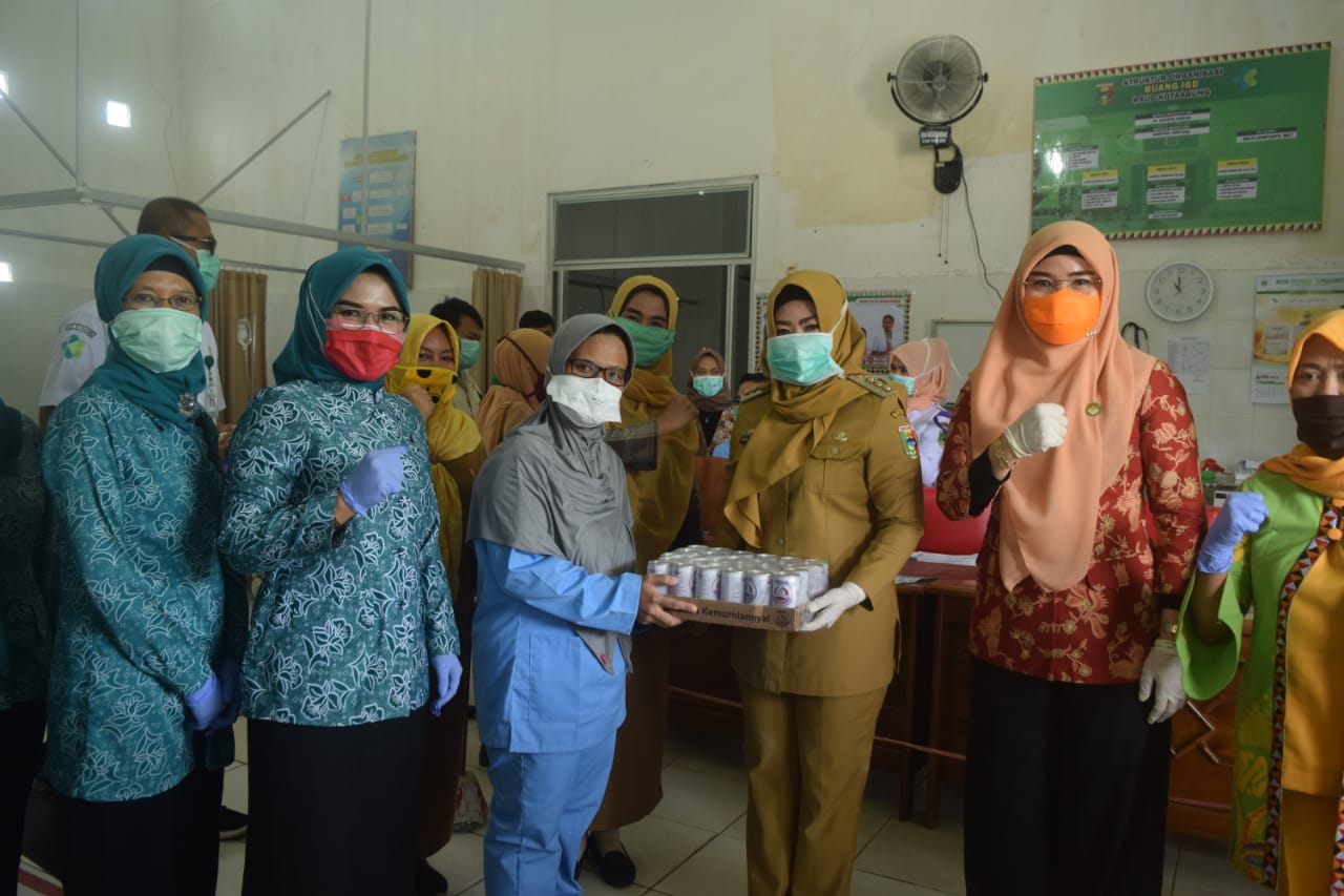 Sambangi Posko Pantau, Bupati Berikan Tali Asih