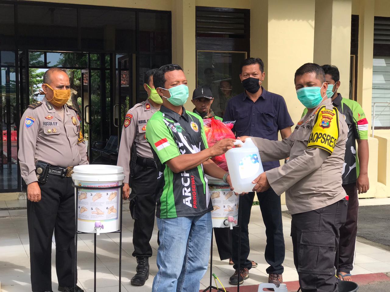 Pengusaha Salurkan Bantuan Sarana Lawan Corona