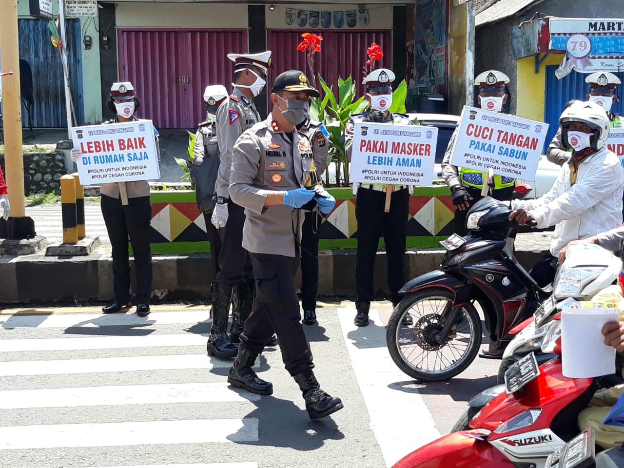 Kapolres Tanggamus Bagikan  Masker Kemasyarakat