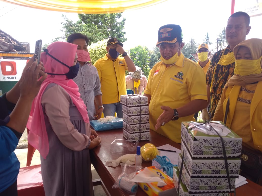 DPD II Partai Golkar Tanggamus Bagikan 5.000 Masker hingga Alat Semprot