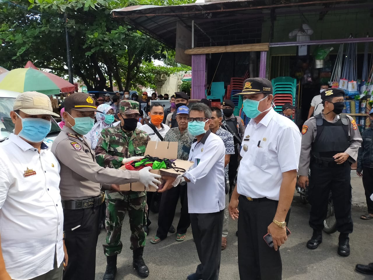 Dinas PP, PA, Dalduk dan KB  Bagikan Masker Hingga  Sabun Cuci Tangan