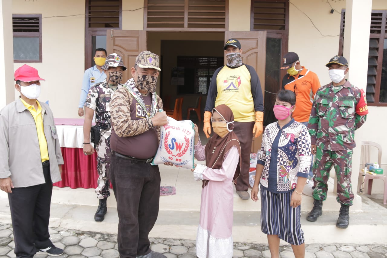 Pramuka Bergerak Bantu Masker dan Beras ke Warga