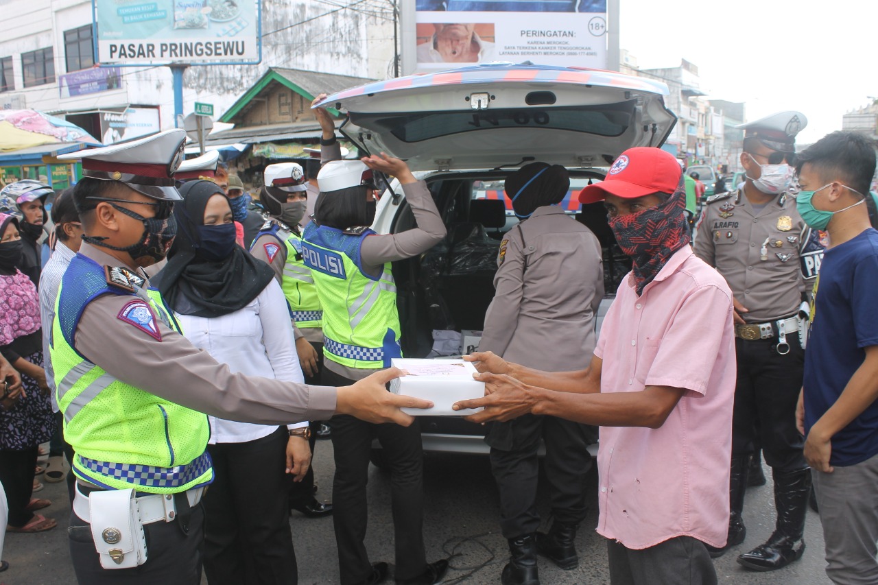 Polisi Stop Warga di Jalan, Kasih Ratusan Nasi Kotak